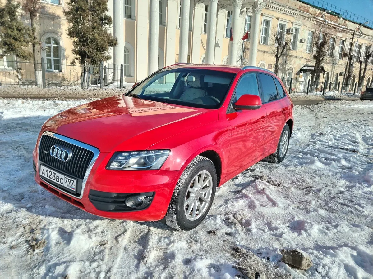 Исходная фотография красного автомобиля с пробегом на улице